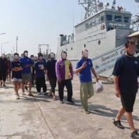 Das zweite Marinekommando der Königlich Thailändischen Marine rettete 25 ausländische Besatzungsmitglieder, nachdem diese nach der mutmaßlichen Entführung ihres Schiffes drei Tage lang auf See trieben. Die Operation wurde am 25. Februar 2026 eingeleitet, nachdem die Behörden von dem Schiff Thanadol 2 die Meldung erhalten hatten, dass etwa 10 Personen auf einem Floß treibend gesichtet wurden. Die Position wurde mit Peilung 055° angegeben, 75 Seemeilen von der Leuchtboje Songkhla entfernt