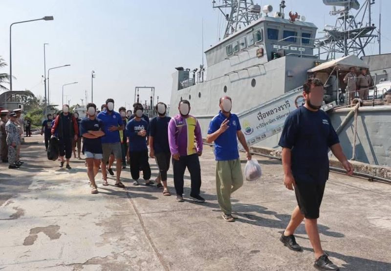 Das zweite Marinekommando der Königlich Thailändischen Marine rettete 25 ausländische Besatzungsmitglieder, nachdem diese nach der mutmaßlichen Entführung ihres Schiffes drei Tage lang auf See trieben. Die Operation wurde am 25. Februar 2026 eingeleitet, nachdem die Behörden von dem Schiff Thanadol 2 die Meldung erhalten hatten, dass etwa 10 Personen auf einem Floß treibend gesichtet wurden. Die Position wurde mit Peilung 055° angegeben, 75 Seemeilen von der Leuchtboje Songkhla entfernt