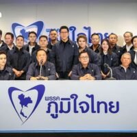 Führende Thailänder Wirtschaftsvertreter fordern die sofortige Bildung einer stabilen Regierung, um die sich verschärfende Krise der Lebenshaltungskosten zu bewältigen und das Vertrauen der Investoren wiederherzustellen. Die Dringlichkeit ergibt sich aus einer nationalen Schuldenkrise, bei der die Gesamtverschuldung der privaten Haushalte 104 % des BIP erreicht hat, was die Kaufkraft im Inland stark beeinträchtigt hat.