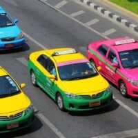 Das britische Versicherungsunternehmen AllClear hat eine Studie veröffentlicht, die die Verbreitung von Taxibetrug in verschiedenen Ländern aufzeigt. Die seit Dezember 2025 laufende Untersuchung analysierte über 450 Reddit-Beiträge und 30.000 Kommentare, um Regionen mit den meisten Beschwerden von Reisenden zu ermitteln. Die Ergebnisse zeigen, dass die Türkei mit 4.224 Kommentaren zu Taxibetrug an der Spitze liegt und Indien mit 2.301 Kommentaren deutlich übertrifft.