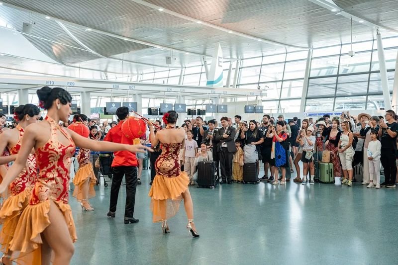 Die thailändische Übergangsregierung erwägt eine Verkürzung der 60-tägigen visafreien Aufenthaltsdauer, nachdem zahlreiche Beschwerden eingegangen waren, dass Ausländer das System ausnutzen, um illegalen Aktivitäten nachzugehen oder Einheimische auszubeuten, so Außenminister Sihasak Phuangketkeow.