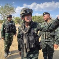 Das thailändische Militär hat Ban Nong Ya Kaew in der Provinz Sa Kaeo mit verstärkten Sicherheitsmaßnahmen befestigt, darunter Stacheldrahtzäune, Schützengräben und Panzer, als Teil der laufenden Bemühungen, das Gebiet zu sichern und sich auf zukünftige Operationen vorzubereiten.