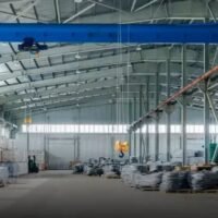 Laut dem Kasikorn Research Centre verzeichnete Thailands verarbeitendes Gewerbe im Jahr 2025 786 Fabrikschließungen und 1.220 Neueröffnungen. Die Dynamik ließ jedoch gegen Ende des Jahres deutlich nach. Im Dezember überstiegen die Fabrikschließungen erstmals seit zwei Jahren die Neueröffnungen, was auf einen zunehmenden Druck auf die Industrieunternehmen hindeutet und Besorgnis über die kurzfristige Stabilität des Sektors auslöst.