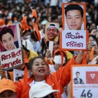 Das Land wählt am Sonntag, dem 8. Februar, in einer vorgezogenen Parlamentswahl, die nach über einem Jahrzehnt politischer Instabilität und wiederholter Militärinterventionen einen Wendepunkt markieren könnte. Die Wahl ist historisch, da der vom Militär ernannte Senat bei der Wahl des nächsten Premierministers keine Rolle spielen wird. Damit ist ein zentrales Hindernis beseitigt, das reformorientierte Parteien bisher von der Macht ferngehalten hat.