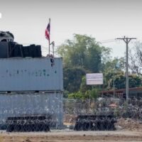 Thailand weist die Behauptung der Besetzung zurück und erklärt, das umstrittene Land sei thailändisches Territorium und die anwesenden Kambodschaner seien illegale Eindringlinge, die nach einem früheren Konflikt nie gegangen seien, und keine Vertriebenen. Das thailändische Militär rechtfertigt seine Truppenpräsenz und die Errichtung von Barrieren als vorübergehende Sicherheitsmaßnahmen, die mit dem Waffenstillstandsabkommen vereinbar und zur Selbstverteidigung notwendig seien.