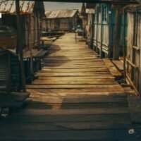 Pattani und Mae Hong Son zählen seit über 15 Jahren zu den fünf Provinzen mit den höchsten Armutsquoten des Landes. Das NESDC weist darauf hin, dass das Problem in mehreren Provinzen tief verwurzelt ist, wo die Ungleichheit weiterhin schwer zu verringern ist und sich der Großteil der Armut im Agrarsektor konzentriert.