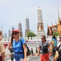 Das thailändische Kabinett hat im Rahmen eines umfassenden Konjunkturprogramms bedeutende Änderungen der Visapolitik beschlossen, um mehr Touristen, digitale Nomaden, Studierende und Rentner anzulocken. Am 10. Februar gab die stellvertretende Regierungssprecherin Aiyarin Phanrit die Zustimmung zu den Vorschlägen des Außenministeriums bekannt, darunter ein Paket von kurz-, mittel- und langfristigen Visamaßnahmen.