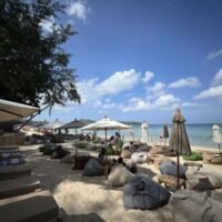 Die Tourismusbetreiber in Phuket lehnen die Regierungspolitik ab, die es Ausländern ermöglicht, die Immobilien im Wert von 3 Millionen Baht kaufen, ein Langzeitvisum zu erhalten. Sie argumentieren, die Investitionsschwelle sei zu niedrig und könne „minderwertige“ Besucher anlocken, die möglicherweise illegalen Aktivitäten nachgehen, und zudem die Gefahr eines Anstiegs der Immobilienpreise bergen, wodurch Wohnraum für Einheimische weniger erschwinglich würde.