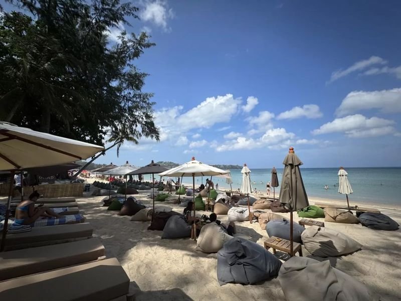 Die Tourismusbetreiber in Phuket lehnen die Regierungspolitik ab, die es Ausländern ermöglicht, die Immobilien im Wert von 3 Millionen Baht kaufen, ein Langzeitvisum zu erhalten. Sie argumentieren, die Investitionsschwelle sei zu niedrig und könne „minderwertige“ Besucher anlocken, die möglicherweise illegalen Aktivitäten nachgehen, und zudem die Gefahr eines Anstiegs der Immobilienpreise bergen, wodurch Wohnraum für Einheimische weniger erschwinglich würde.