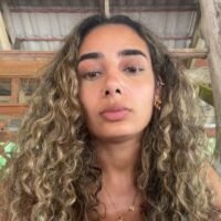 Eine ausländische Touristin namens Farah sorgte online für Kontroversen, nachdem sie am 21. Februar ein TikTok-Video veröffentlicht hatte, in dem sie behauptete, Thailänder seien aufgrund von Sprachbarrieren unhöflich zu ihr gewesen. In ihrem Video äußerte Farah zwar ihre Begeisterung für Thailand, beklagte sich aber darüber, dass die Einheimischen ihre Fragen während ihres Besuchs ignoriert hätten, was sie als respektlos empfand.