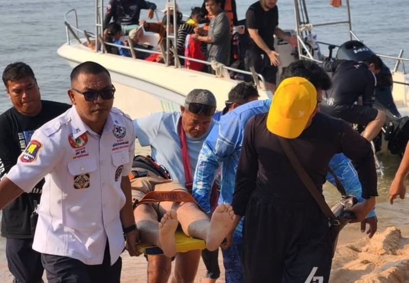 Ein 35-jähriger einheimischer Tourist ist am 21. Februar 2026 beim Schnorcheln in der Nähe von Koh Khram vor Bang Saray im Distrikt Sattahip, Chon Buri, ertrunken. Er hatte das Bewusstsein verloren, als er Korallenriffe besichtigte. Der Vorfall ereignete sich gegen 17:00 Uhr, als die Rettungskräfte alarmiert wurden, weil ein Mann etwa zwei bis drei Seemeilen vor der Küste von Bang Saray bewusstlos im Meer zusammengebrochen war.