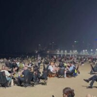 Thailändische und ausländische Touristen entspannen sich am Strand von Pattaya, da die Unterhaltungsstätten am Sonntag wegen der vorzeitigen Stimmabgabe geschlossen waren Laut Wahlgesetz muss der Verkauf alkoholischer Getränke ab 18 Uhr am Vorabend einer Wahl bis 18 Uhr am Wahltag eingestellt werden. Dementsprechend wurden alle Lokale, Bars und Restaurants, in denen alkoholische Getränke erhältlich waren, geschlossen.