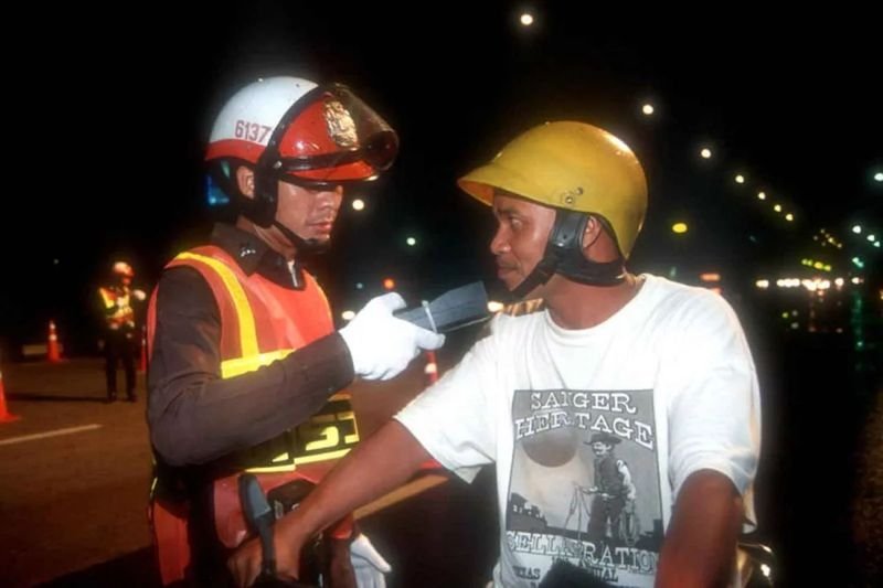 Der stellvertretende nationale Polizeichef, General Samran Nualma, erklärte, die Anweisung folge der Verkehrsdisziplin-Strategie 2026, die die konsequente Durchsetzung der Verkehrsgesetze im ganzen Land priorisiert. Er betonte, dass Alkohol am Steuer eine erhebliche Gefahr für die öffentliche Sicherheit darstelle und transparent und konsequent bekämpft werden müsse.