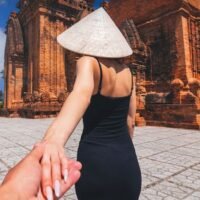 . Vietnam hat Thailand erstmals als beliebtestes Reiseziel chinesischer Touristen in Südostasien abgelöst und damit eine bedeutende Verschiebung der regionalen Tourismusströme markiert. Im Jahr 2025 besuchten mehr als 5,3 Millionen chinesische Touristen Vietnam, während die Ankünfte in Thailand im Vergleich zu 2024 um 30 % zurückgingen. Dies verdeutlicht die unmittelbaren Auswirkungen auf Thailands vom Tourismus abhängige Wirtschaft und das Vertrauen in die Branche.