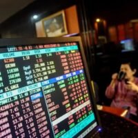 Analysten der Börse gehen davon aus, dass weiterhin ausländische Gelder nach Thailand fließen werden, da das eindeutige Ergebnis der Parlamentswahlen eine stärkere politische Stabilität signalisiert und das Risiko extremer populistischer Maßnahmen verringert, wodurch die Haushaltsdisziplin gewahrt bleibt.