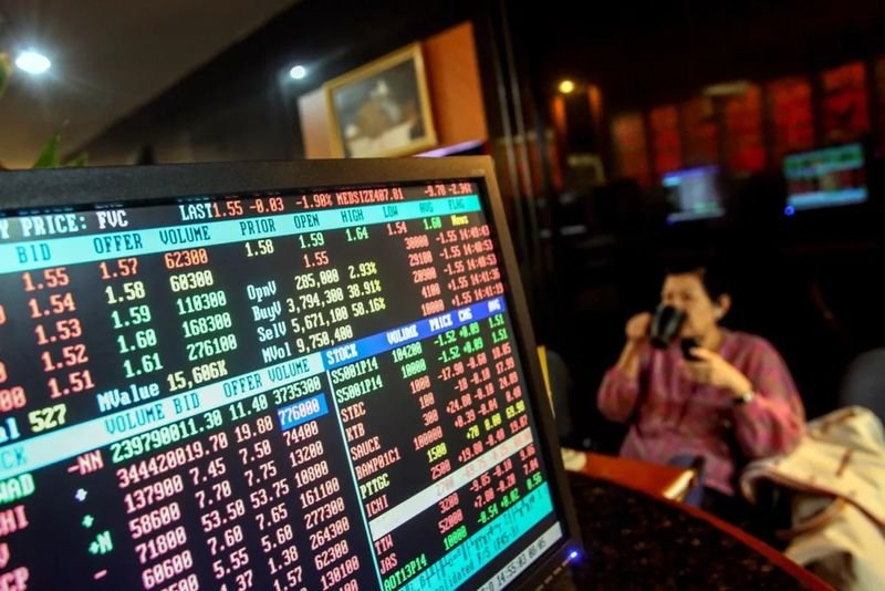 Analysten der Börse gehen davon aus, dass weiterhin ausländische Gelder nach Thailand fließen werden, da das eindeutige Ergebnis der Parlamentswahlen eine stärkere politische Stabilität signalisiert und das Risiko extremer populistischer Maßnahmen verringert, wodurch die Haushaltsdisziplin gewahrt bleibt.