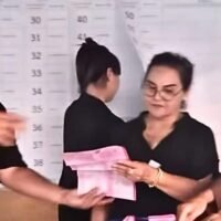 Ein auf Facebook kursierendes Video hat eine Debatte über die Transparenz von Wahlen ausgelöst, nachdem es einen Wahlhelfer beim Auszählen von Stimmen hinter überlappenden Auszählungsbögen zeigt. Die von dem Nutzer นิ้ง เทวราช geteilten Aufnahmen zeigen einen Auszählungsprozess, bei dem die Bögen auf einer Tafel verdeckt sind und somit die öffentliche Sicht eingeschränkt ist.