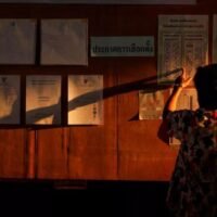 Laut einer KPI-Umfrage vom Freitag stand die Bekämpfung wirtschaftlicher Probleme ganz oben auf der Wunschliste der Bevölkerung an eine neue Regierung der Bhumjaithai-Partei. Besonders hohe Erwartungen hatten die Menschen an Maßnahmen zur Senkung der Lebenshaltungskosten.