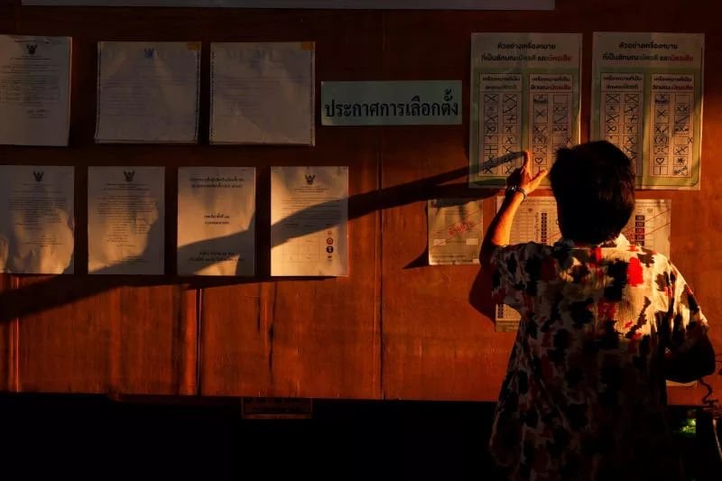 Laut einer KPI-Umfrage vom Freitag stand die Bekämpfung wirtschaftlicher Probleme ganz oben auf der Wunschliste der Bevölkerung an eine neue Regierung der Bhumjaithai-Partei. Besonders hohe Erwartungen hatten die Menschen an Maßnahmen zur Senkung der Lebenshaltungskosten.