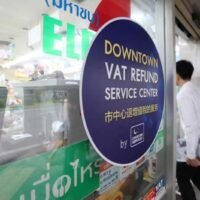 Die neue Regierung will sich auf die Wiederbelebung der Wirtschaft konzentrieren und hat noch „Keinen Plan“ für eine Mehrwertsteuererhöhung. Die künftige Regierung unter Führung von Bhumjaithai wird den Mehrwertsteuersatz in den nächsten drei Jahren nicht auf 10 % anheben, sagte ein BJT-Funktionär und fügte hinzu, dass der unmittelbare Fokus der Partei auf der wirtschaftlichen Erholung liege.