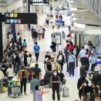 Ein Krieg im Nahen Osten könnte den thailändischen Tourismus in diesem Jahr ernsthaft beeinträchtigen. Im schlimmsten Fall, wenn die Kämpfe länger als drei Monate andauern, ist mit einem Rückgang um 25 % gegenüber dem Zielwert für 2026 zu rechnen. Dies veranlasst die Behörden, gezielt auf Kurzstreckentouristen zu setzen, um die Lücke zu füllen.