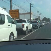 Autofahrer, Landwirte und Lkw-Fahrer im Grenzbezirk Ban Kruat dieser nordöstlichen Provinz standen am Donnerstag trotz einer weiteren Preiserhöhung von 6 Baht weiterhin Schlange an den Tankstellen und erklärten, sie hätten keine andere Wahl, als zu tanken, um ihren Lebensunterhalt zu sichern.