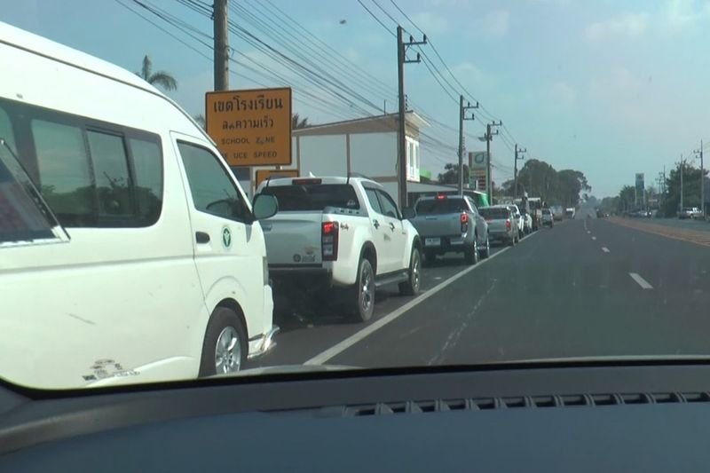 Autofahrer, Landwirte und Lkw-Fahrer im Grenzbezirk Ban Kruat dieser nordöstlichen Provinz standen am Donnerstag trotz einer weiteren Preiserhöhung von 6 Baht weiterhin Schlange an den Tankstellen und erklärten, sie hätten keine andere Wahl, als zu tanken, um ihren Lebensunterhalt zu sichern.