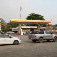 Thailand hat die Subventionen für Treibstoff gestrichen. Die thailändischen Treibstoffpreise sind um sechs Baht pro Liter gestiegen. Autofahrer stehen die ganze Nacht Schlange, um die 5-Uhr-Frist für die Erhöhung einzuhalten. Die Einzelhandelspreise für Benzin und Diesel in Thailand stiegen am Donnerstagmorgen um sechs Baht pro Liter, nachdem die Regierung kostspielige Versuche zur Preisdeckelung aufgegeben hatte.