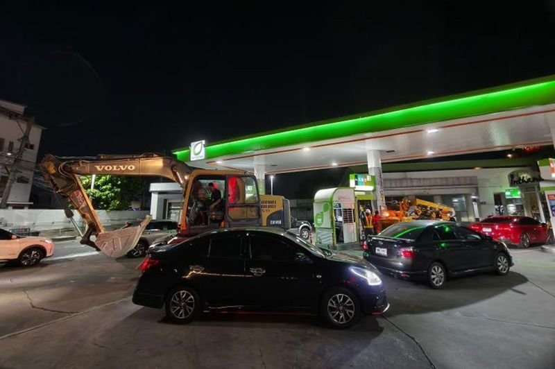 Lange Schlangen an Tankstellen in ganz Thailand und Schilder mit der Aufschrift „Kein Kraftstoff mehr“ für Diesel, das Rückgrat des Transportsektors, haben in der vergangenen Woche in der Öffentlichkeit Besorgnis über die Fähigkeit des Landes ausgelöst, seine Energiereserven zu verwalten.