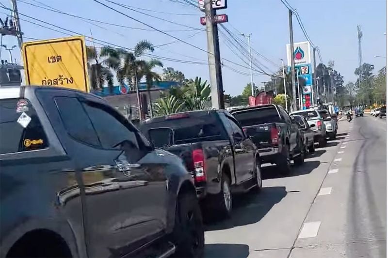 In mehreren Provinzen hat sich die Treibstoffknappheit, insbesondere bei Diesel, verschärft. An den Tankstellen bilden sich lange Schlangen, die Vorräte gehen innerhalb weniger Stunden zur Neige und die Autofahrer warten ungewiss auf eine Tankmöglichkeit.