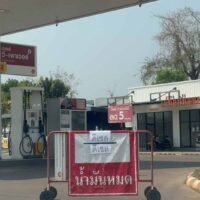 Laut Angaben von Beamten vom Donnerstag bleibt Treibstoff an vielen Tankstellen in ganz Thailand knapp, obwohl die Reserven mehr als ausreichend sind. Grund dafür sind anhaltende Probleme mit Lieferengpässen und eine ungewöhnlich hohe Nachfrage.