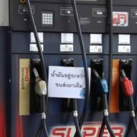 Politische Persönlichkeiten aus dem gesamten politischen Spektrum Thailands drängen zusammen mit Verbraucherschützern die Regierung, über die routinemäßige Steuerung der Kraftstoffpreise hinauszugehen und sich auf eine ausgewachsene Energiekrise vorzubereiten. Sie warnten davor, dass ein andauernder Krieg im Nahen Osten sowohl zu Lieferengpässen als auch zu einem innenpolitischen Sturm führen könnte.