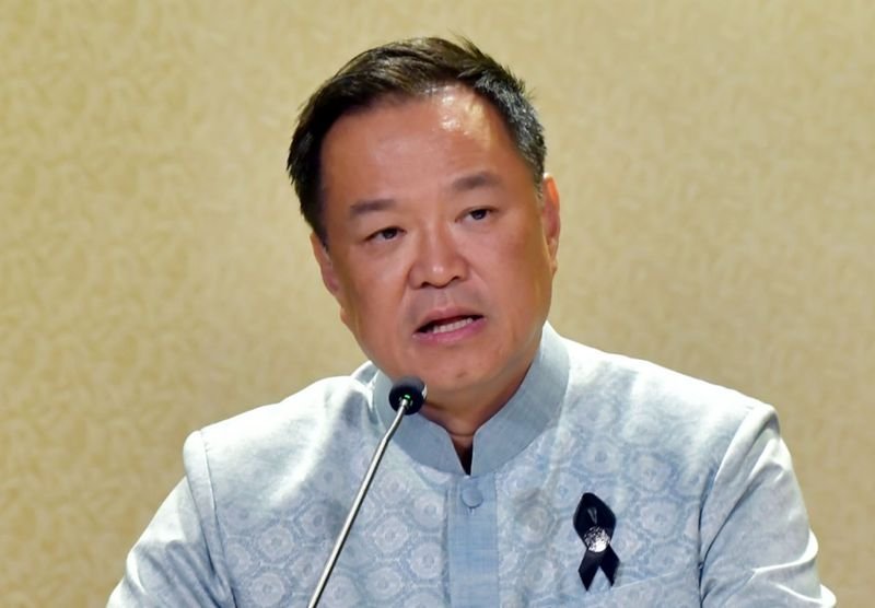 Premierminister Anutin Charnvirakul hat das Außenministerium und den Luftwaffenkommandanten angewiesen, Flugzeuge zur Evakuierung von in Iran gestrandeten thailändischen Staatsangehörigen vorzubereiten und alle relevanten Behörden in 24-Stunden-Bereitschaft zu versetzen. Der Befehl wurde am 1. März 2026 angesichts der zunehmenden Spannungen im Nahen Osten erlassen.