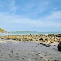 Bewohner von Rawai auf Phuket äußerten Bedenken hinsichtlich ausländischer Touristen, die nackt an einem öffentlichen Strand sonnenbaden und schwimmen, und forderten die Behörden auf, den Vorfall zu untersuchen. Bilder, die am 2. März 2026 auf der Facebook-Seite des „Phuket Info Center“ veröffentlicht wurden, lösten eine breite Online-Debatte aus. In dem Beitrag wurde die Auswirkung solcher Aktivitäten auf die Moral und das Image Phukets als Tourismusort hinterfragt und die Frage aufgeworfen, ob ein FKK-Strand für die Region angemessen sei.