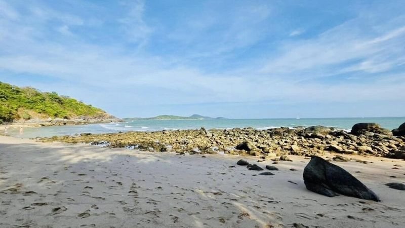 Bewohner von Rawai auf Phuket äußerten Bedenken hinsichtlich ausländischer Touristen, die nackt an einem öffentlichen Strand sonnenbaden und schwimmen, und forderten die Behörden auf, den Vorfall zu untersuchen. Bilder, die am 2. März 2026 auf der Facebook-Seite des „Phuket Info Center“ veröffentlicht wurden, lösten eine breite Online-Debatte aus. In dem Beitrag wurde die Auswirkung solcher Aktivitäten auf die Moral und das Image Phukets als Tourismusort hinterfragt und die Frage aufgeworfen, ob ein FKK-Strand für die Region angemessen sei.