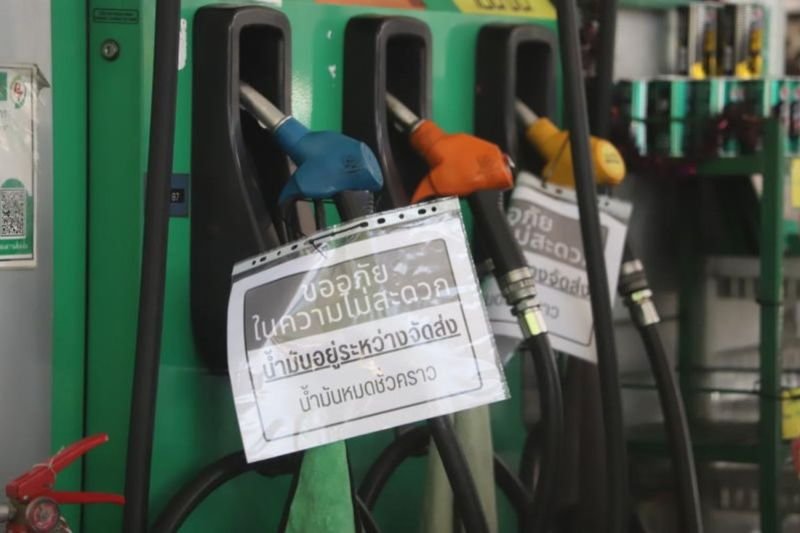 Thailand droht aufgrund des Nahostkrieges keine Treibstoffkrise, erklärte Energieminister Atthapol Rerkpiboon am Dienstag. Die Lieferungen erfolgen planmäßig und entsprechend den verfügbaren Lagerkapazitäten, Hamsterkäufe sind nicht nötig.