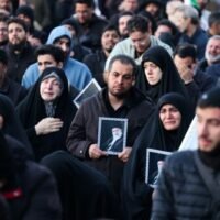 Präsident Donald Trump schwor am Sonntag, die ersten US-Todesfälle in dem von ihm begonnenen Krieg zur Entmachtung des iranischen Klerikerstaates zu rächen, der Raketen im Nahen Osten abfeuerte, während das Hauptquartier seiner Elite-Revolutionsgarden in Schutt und Asche gelegt wurde.