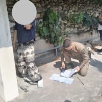 Ein mutmaßlich chinesischer Ausländer wurde am Morgen des 5. März 2026 unter verdächtigen Umständen in der Nähe einer Bahnstrecke in Patttaya, Chonburi, tot aufgefunden. Die Leiche wies Spuren von Misshandlung und möglicher Folter auf. Die Polizei hat Ermittlungen aufgenommen, um die Identität des Opfers und die Todesursache zu klären.