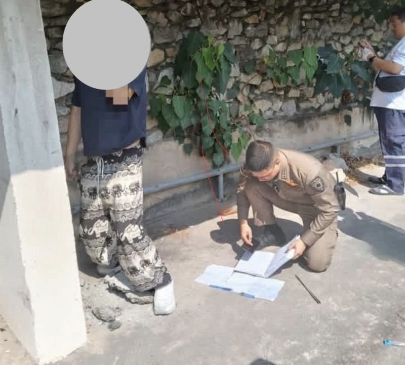 Ein mutmaßlich chinesischer Ausländer wurde am Morgen des 5. März 2026 unter verdächtigen Umständen in der Nähe einer Bahnstrecke in Patttaya, Chonburi, tot aufgefunden. Die Leiche wies Spuren von Misshandlung und möglicher Folter auf. Die Polizei hat Ermittlungen aufgenommen, um die Identität des Opfers und die Todesursache zu klären.