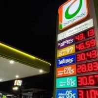 Am 3. März tankten Autofahrer in Phuket ihre Fahrzeuge, da sie aufgrund der Spannungen im Nahen Osten mit möglichen Benzinpreiserhöhungen rechneten. An einer Bangchak-Tankstelle in Kathu bildeten sich lange Schlangen, darunter auch Fahrer von Lieferwagen und Taxis. Die hohe Nachfrage führte dazu, dass sich die Warteschlangen bis weit über das Tankstellengelände hinaus erstreckten, und einige Tankstellen hatten Schwierigkeiten, die Kraftstoffversorgung aufrechtzuerhalten.