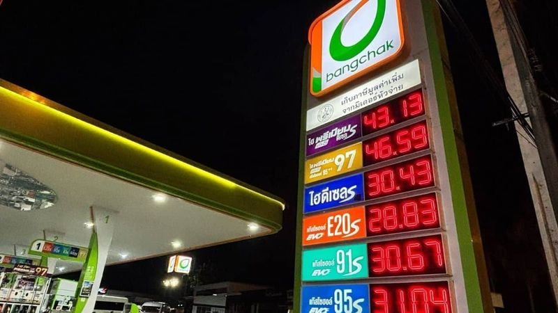 Am 3. März tankten Autofahrer in Phuket ihre Fahrzeuge, da sie aufgrund der Spannungen im Nahen Osten mit möglichen Benzinpreiserhöhungen rechneten. An einer Bangchak-Tankstelle in Kathu bildeten sich lange Schlangen, darunter auch Fahrer von Lieferwagen und Taxis. Die hohe Nachfrage führte dazu, dass sich die Warteschlangen bis weit über das Tankstellengelände hinaus erstreckten, und einige Tankstellen hatten Schwierigkeiten, die Kraftstoffversorgung aufrechtzuerhalten.