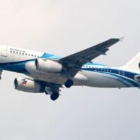 Bangkok Airways erhöht die Inlandsflugpreise ab dem 1. April um 15–20 %. Als Gründe werden steigende Treibstoffkosten und ein Rückgang der Buchungen genannt. Diese Maßnahme dürfte die Ticketpreise auf mehreren beliebten Strecken, darunter Bangkok–Samui und Bangkok–Phuket, an die gesetzlichen Höchstgrenzen heranführen. Sollten die Kosten weiter steigen, könnte die Fluggesellschaft bei der thailändischen Zivilluftfahrtbehörde (CAAT) eine Genehmigung zur Anhebung der Preisobergrenzen beantragen.