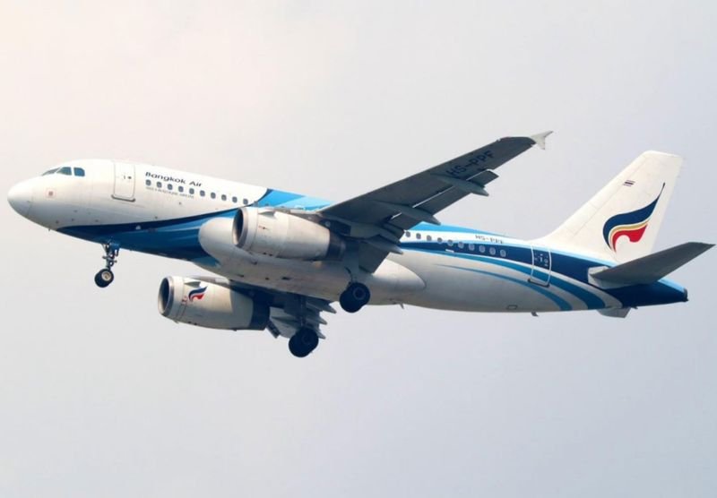 Bangkok Airways erhöht die Inlandsflugpreise ab dem 1. April um 15–20 %. Als Gründe werden steigende Treibstoffkosten und ein Rückgang der Buchungen genannt. Diese Maßnahme dürfte die Ticketpreise auf mehreren beliebten Strecken, darunter Bangkok–Samui und Bangkok–Phuket, an die gesetzlichen Höchstgrenzen heranführen. Sollten die Kosten weiter steigen, könnte die Fluggesellschaft bei der thailändischen Zivilluftfahrtbehörde (CAAT) eine Genehmigung zur Anhebung der Preisobergrenzen beantragen.