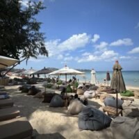 Auf dieser Touristeninsel droht eine Wasserknappheit, falls die Regenzeit spät einsetzt und es innerhalb von etwa drei Monaten nicht zu nennenswerten Niederschlägen kommt. Phukets Gouverneur Nirat Pongsitthaworn sagte, dass auf der Insel noch 12 Millionen Kubikmeter Rohwasser in drei Stauseen vorhanden seien, was nur etwas mehr als der Hälfte ihrer vollen Kapazität entspreche.