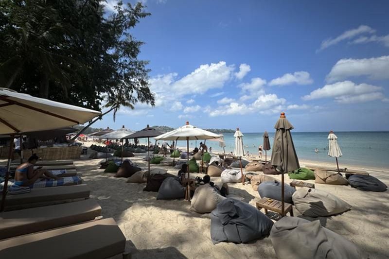 Auf dieser Touristeninsel droht eine Wasserknappheit, falls die Regenzeit spät einsetzt und es innerhalb von etwa drei Monaten nicht zu nennenswerten Niederschlägen kommt. Phukets Gouverneur Nirat Pongsitthaworn sagte, dass auf der Insel noch 12 Millionen Kubikmeter Rohwasser in drei Stauseen vorhanden seien, was nur etwas mehr als der Hälfte ihrer vollen Kapazität entspreche.