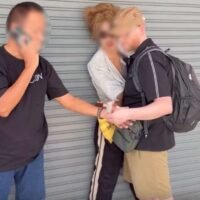 Ein Instagram-Video eines ausländischen Touristen hat die Aufmerksamkeit auf eine Auseinandersetzung in der Walking Street von Pattaya gelenkt, an der ein stark alkoholisierter Tourist und eine Transfrau beteiligt waren. Der Tourist behauptete, ihm sei Geld gestohlen worden. Während des Vorfalls rief der Tourist wiederholt nach der Polizei, während eine andere Person, die kein Polizist war, versuchte, zu helfen und zu schlichten.