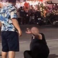 Ein auf Facebook und TikTok kursierendes Video zeigt, wie ein Thailänder angeblich einen ausländischen Touristen von hinten tritt und ihn so auf eine Straße in Pattaya stürzen lässt. Der 38-sekündige Clip fängt den Moment ein, in dem der Tourist auf die Straße fällt, bevor Unbeteiligte eingreifen. Der Beitrag hatte die Überschrift: „คนขับ Bolt ทำแบบนี้ไม่น่ารักเลย“ („Ein Bolt-Fahrer, der sich so verhält, ist nicht nett“).