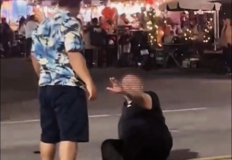 Ein auf Facebook und TikTok kursierendes Video zeigt, wie ein Thailänder angeblich einen ausländischen Touristen von hinten tritt und ihn so auf eine Straße in Pattaya stürzen lässt. Der 38-sekündige Clip fängt den Moment ein, in dem der Tourist auf die Straße fällt, bevor Unbeteiligte eingreifen. Der Beitrag hatte die Überschrift: „คนขับ Bolt ทำแบบนี้ไม่น่ารักเลย“ („Ein Bolt-Fahrer, der sich so verhält, ist nicht nett“).