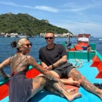 Ein britischer Eventmanager ist gestorben, seine Freundin kämpft nach einem mutmaßlichen Drogenvergiftungsvorfall während eines Urlaubs in Bangkok um ihr Leben. Tom Pardhy, 38, verstarb am 6. März, während seine Partnerin Naomi Raksha, 31, nach der Vergiftung auf die Intensivstation eingeliefert wurde. Familie, Freunde sowie Mitglieder der Londoner Musik- und Wellness-Szene trauern um ihn.