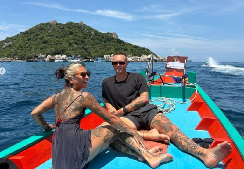 Ein britischer Eventmanager ist gestorben, seine Freundin kämpft nach einem mutmaßlichen Drogenvergiftungsvorfall während eines Urlaubs in Bangkok um ihr Leben. Tom Pardhy, 38, verstarb am 6. März, während seine Partnerin Naomi Raksha, 31, nach der Vergiftung auf die Intensivstation eingeliefert wurde. Familie, Freunde sowie Mitglieder der Londoner Musik- und Wellness-Szene trauern um ihn.